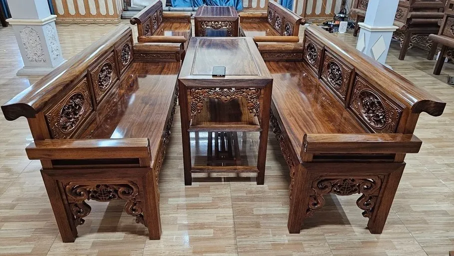 Không gian trưng bày trường kỷ gỗ gụ tại xưởng Đồ Gỗ Trọng Hiếu